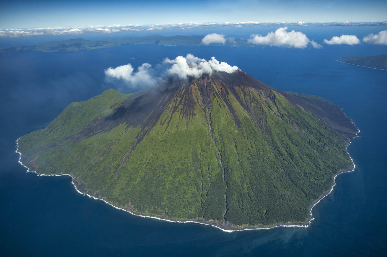 Volcano island. Вануату вулкан. Вулкан Амбрим. Остров вулкан Стромболи. Фиджи вулкан.
